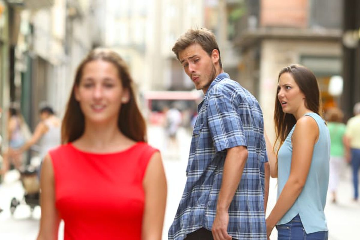 Distracted Boyfriend meme template — Templates meme