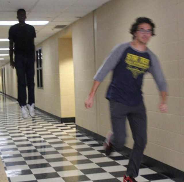 Floating boy chasing running boy meme template — Templates meme